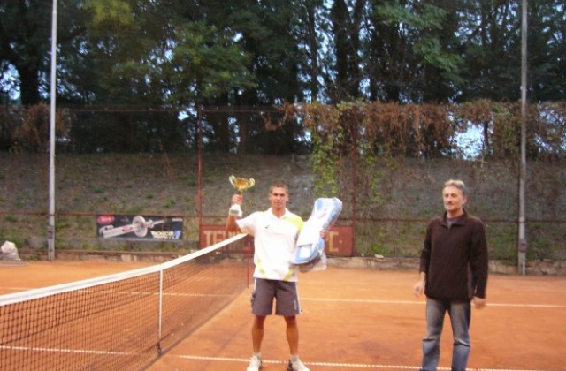Ангел Петров взе купата на Общината по тенис на корт