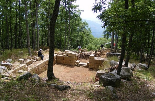 15 археолози консервират местността „Кози грамади”