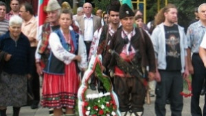 Клуб Георги Дражев иска оръдия пред паметниците