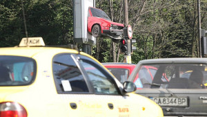 Клиенти наръгаха с нож таксиметров шофьор