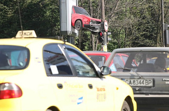 Клиенти наръгаха с нож таксиметров шофьор
