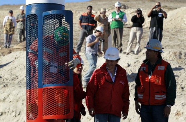 Пристигна клетката за спасяване на чилийските миньори
