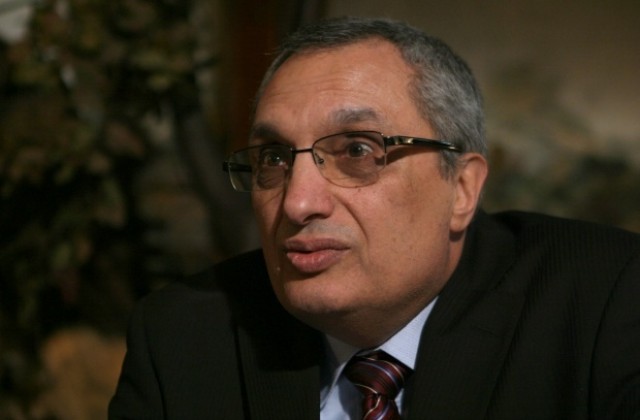 Костов: Първанов е архаичен и изостанал, а Доган няма авторитет