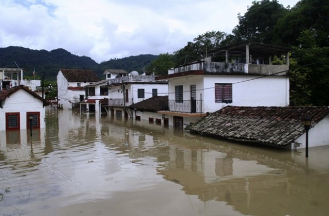 Тропическата буря Матю причини наводнения в Централна Америка