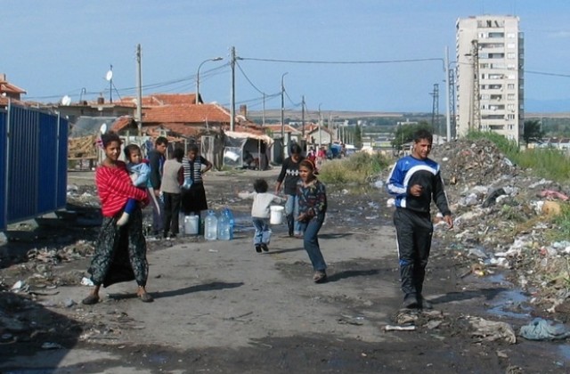 Социални работници разговарят с ромите от блок 20 в Ямбол