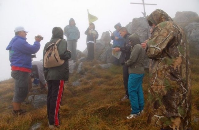 Студ и мъгла не спряха туристи да покорят 51 върха