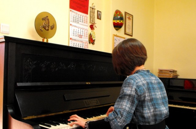 Уникално пиано подариха на Музикалната школа в Разград