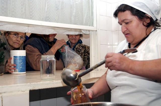 Раздават топъл обяд за възрастни и социално слаби