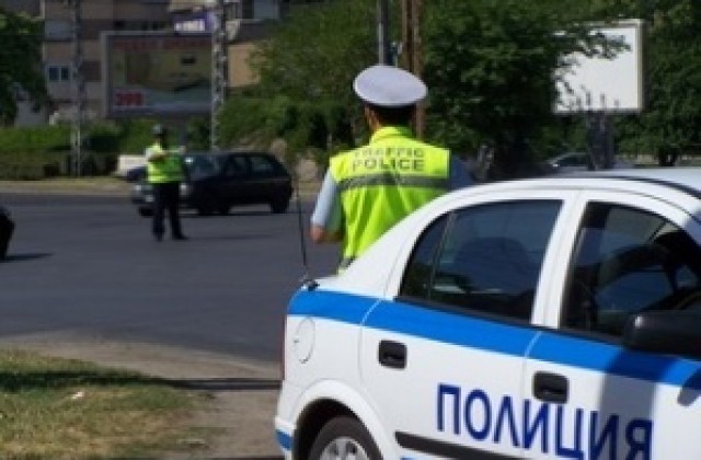 Затруднено е движението по пътя Пазарджик-Пловдив заради обърнато ремарке