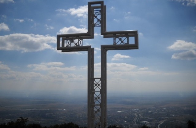 Вандали драскат по 33-метровия кръст над Сливен