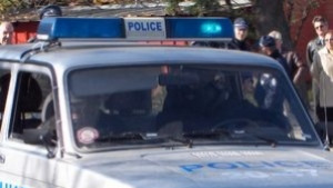 Полицаи разгонват улично родео