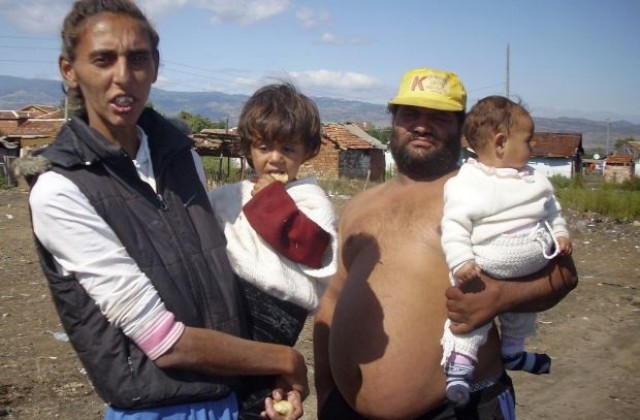 Събарят незаконни жилища на роми в Петрич