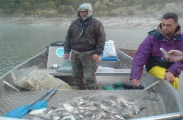 Хванаха бракониери с 10 кг риба