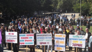 200 души протестираха в подкрепа на болницата в Нови пазар