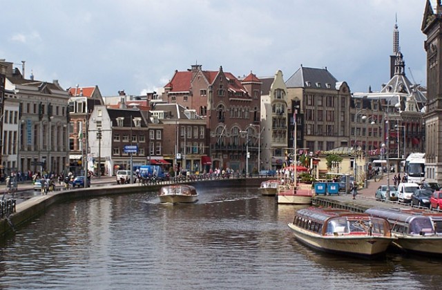 Долу ръцете от моята къща!