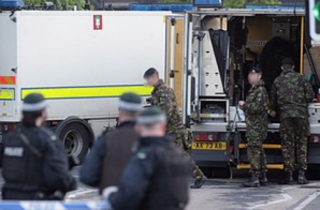 Кола-бомба избухна пред търговски център в Северна Ирландия