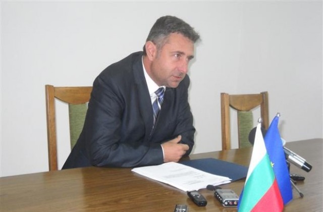 Купуват радиатори и климатици за школата на парно