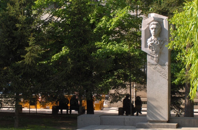 Деца събираха пари за паметника на Апостола