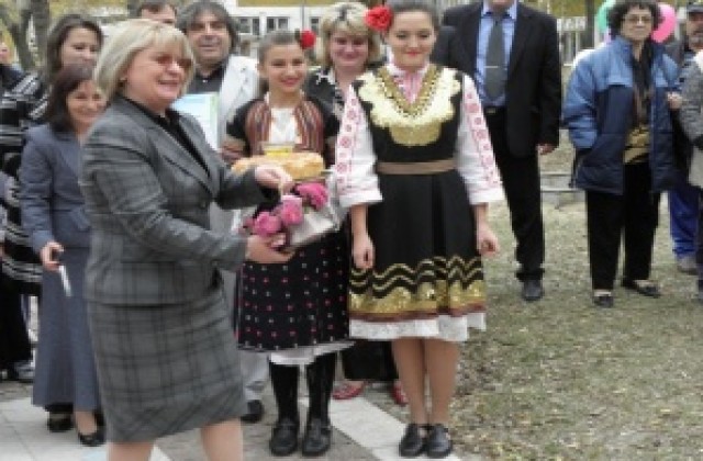 Община Бобов дол изгради с дарения още две детски площадки