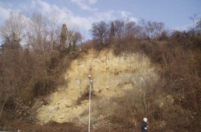 Укрепването на ската в Морската градина се бави