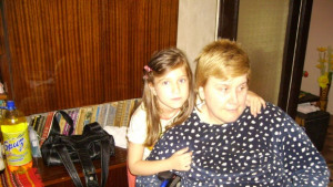 Второкласничка търси живот за майка си