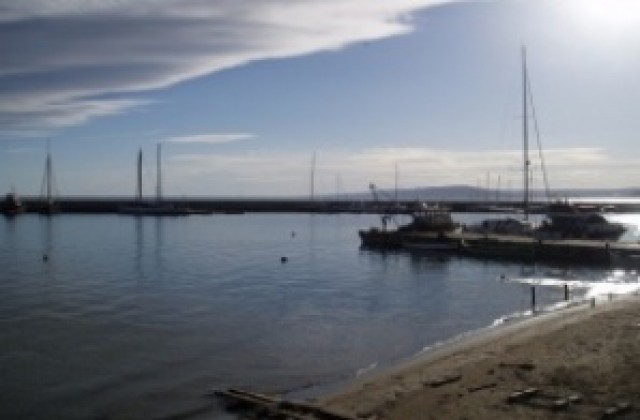 Силен вятър затвори пристанището