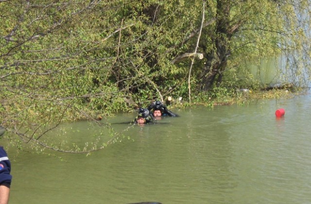 Скъсан изпускателен кран създава проблеми на яз.Лесура