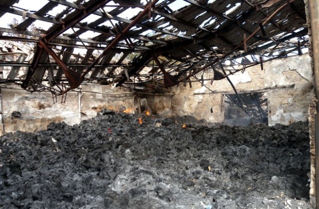Пожар гори в птицекомбината в Завет