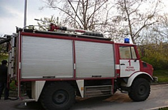 Пожар гори в птицекомбината в Завет