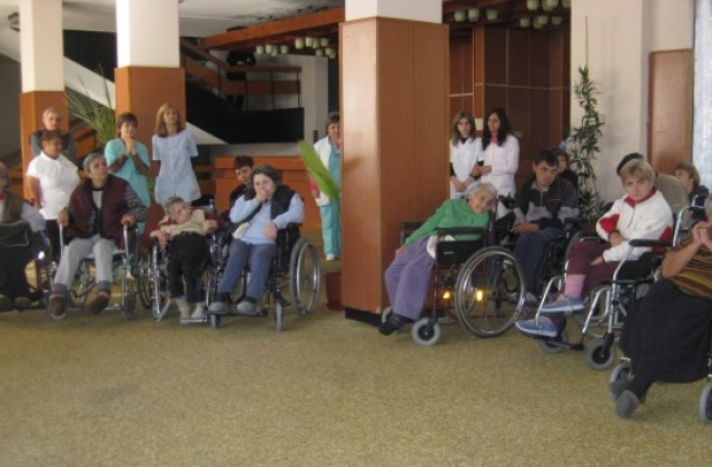 Подписаха договора за ремонт на Дома на инвалида