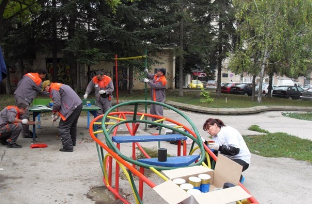 Обновиха детска площадка в Добрич