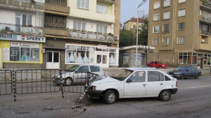 Кола се удари в разделителната мантинела на ул Стефан Караджа