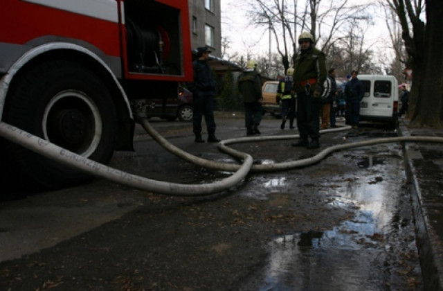 Пожар унищожи покрив на къща