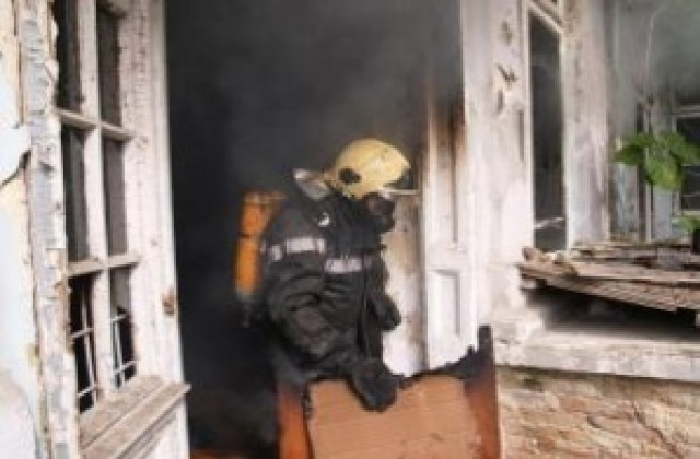 Пожар изпепели част от сградата на бившето Военно окръжие