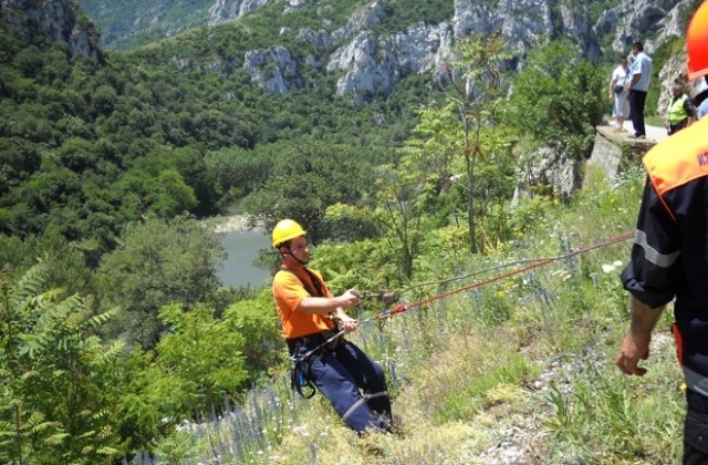 Екипи на Гражданска защита - Враца са помагали в 163 спасителни акции