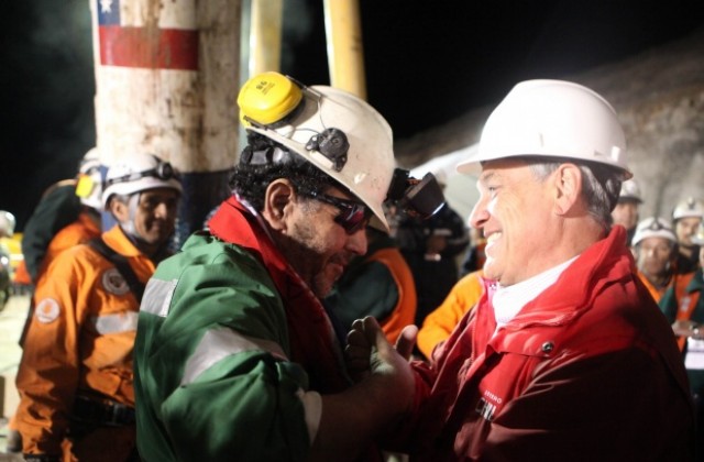 Чили празнува след успешната операция по изваждането на миньорите