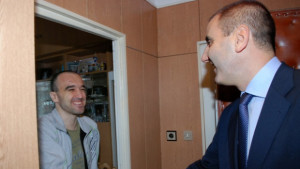 Министър Цветанов посети болен варненски полицай