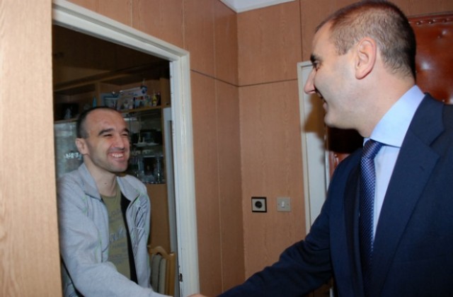 Министър Цветанов посети болен варненски полицай