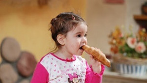 Раздават кроасани на деца в нужда