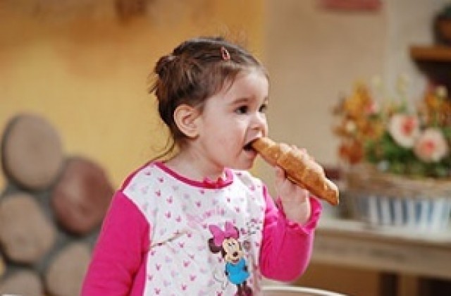 Раздават кроасани на деца в нужда