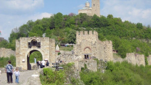 Поставят плоча с имената на 21 български владетели на Царевец