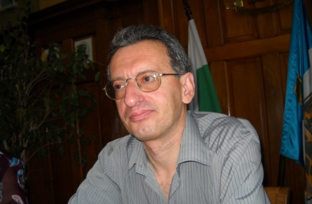 Долев приема извинения от съветници в кабинета си