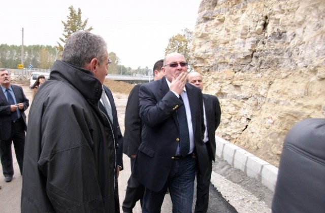 Отварят пътя край Бяла след месец