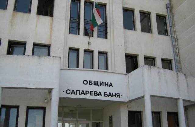 Озеленяват парк и реконструират улица в Сапарева баня
