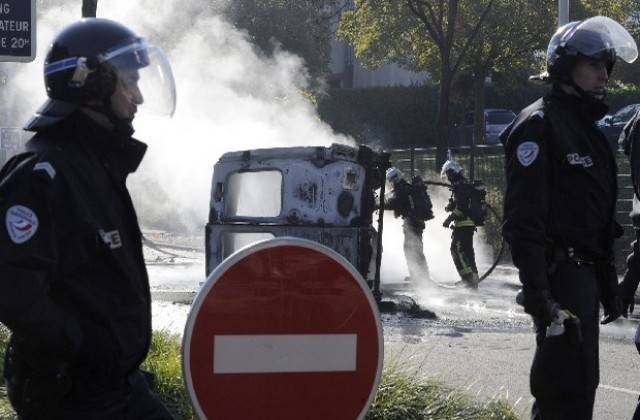 Протестиращи гимназисти създадоха безредици в парижко предградие