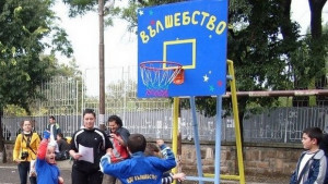 Деца играят вън