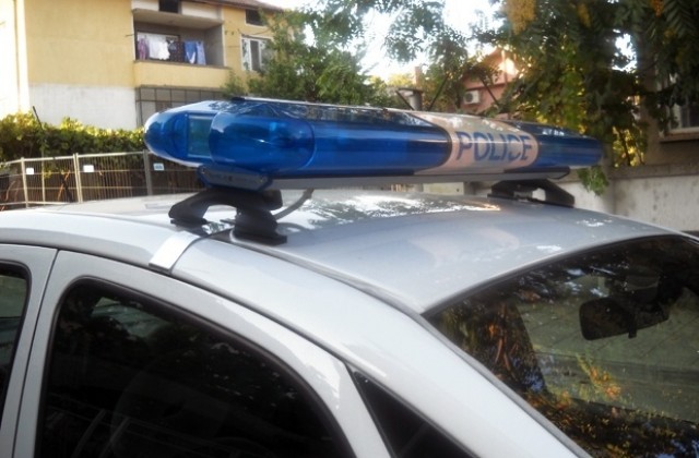 БМВ се удари в дърво