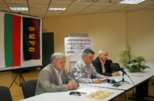 Симпатизанти и членове на ВМРО се събират пред Парламента