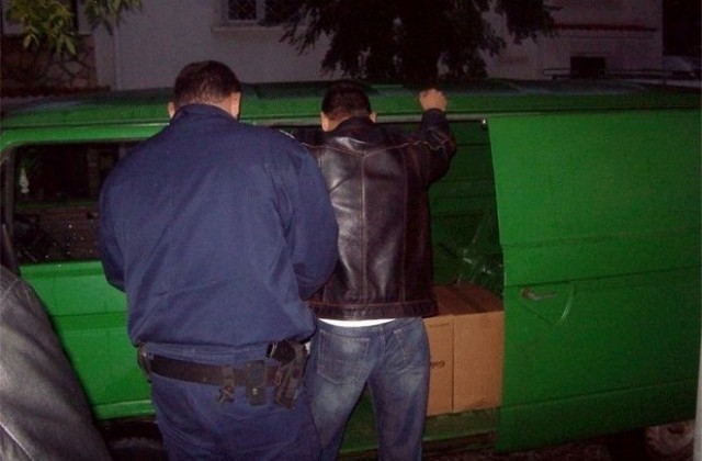 Задържаха полицай, участвал в сделка с цигари без бандерол