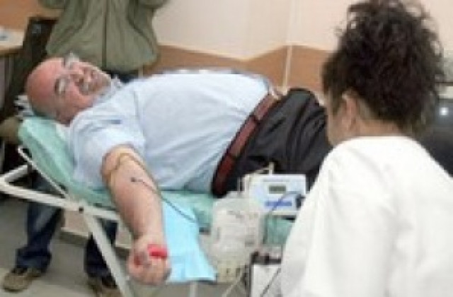 Лекар си хвърля бумагите през прозореца